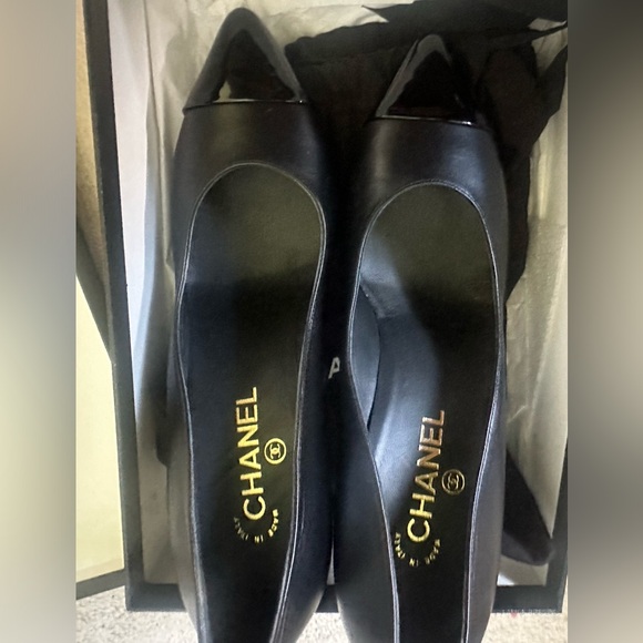 Chanel 2020 cap-toe lamb skin pumps with pearl heel (new in box) sz. 41 - Picture 4 of 6